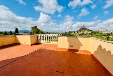 Se vende excelente chalet en Monteagudo.