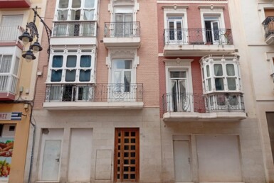 Emprender en Cartagena Centro, tu mejor opción. Local Comercial con amplia fachada.