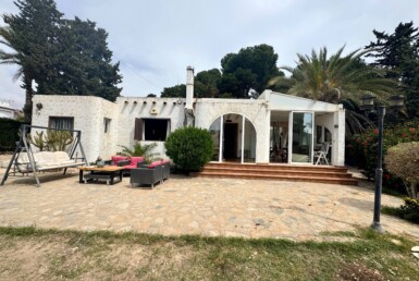 Amplio chalet independiente en Cabo Roig a solo 50 metros del mar