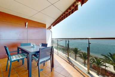 Exclusivo piso en primera línea, con vistas panorámicas al Mar Menor, de dos dormitorios y garaje