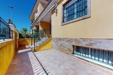 Excepcional vivienda de 3 dormitorios con jardín , patio, solarium y garaje en San Javier