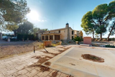 FINCA CON CASERIO EN JUMILLA