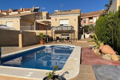 CHALET PAREADO EN LOMAS DE CANTERAS