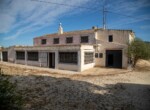 CASA CUEVA + CASA CON TERRENO y PISCINA + BODEGA todo en la misma finca