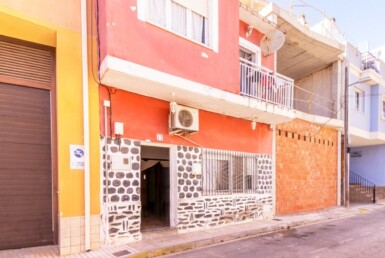 VIVIENDA UNIFAMILIAR ADOSADA EN PILAR HORADADA CENTRO