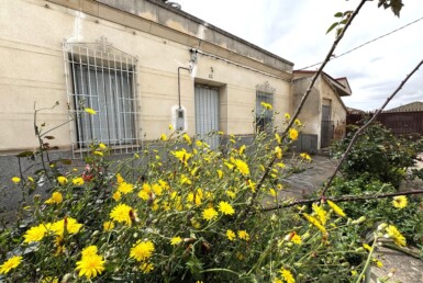 Se vende bonita casa con parcelica en el Esparragal.