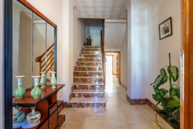 Finca Espaciosa y Multifuncional con Patio y Terraza en Ubicación Privilegiada
